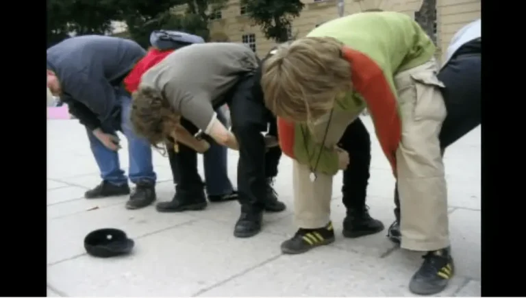 massively-multiplayer- thumb-wrestling